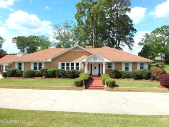 1312 E Third St, Forest, MS, 39074