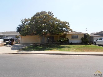 Crest Dr, Bakersfield, CA, 93306