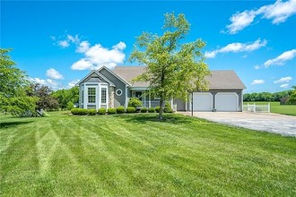 910 W Cambridge Rd, Belton, MO, 64012