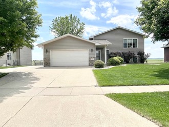 1806 Country Club Dr, Elk Point, SD, 57025