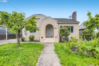 5733 Se 84th Ave, Portland, OR, 97266
